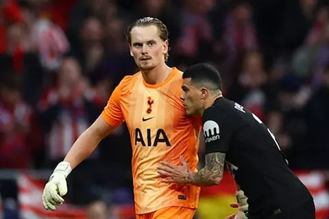 استقبل 3 أهداف في 15 دقيقة.. حارس توتنهام يغادر مباراة أتلتيكو مدريد باكيًا